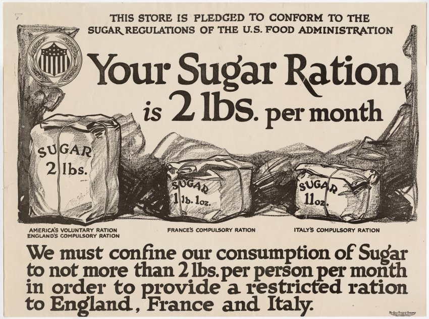 Une affiche illustrée en noir et blanc avec des illustrations esquissées de sacs de différentes tailles, avec le texte qui lit Ce magasin s'engage à se conformer aux réglementations sur le sucre de l'administration alimentaire américaine - Votre ration de sucre est de 2 livres. par mois - Nous devons limiter notre consommation de Sucre pour ne pas remercier plus 2lbs. par personne et par mois afin de fournir une ration restreinte à l'Angleterre, la France et l'Italie