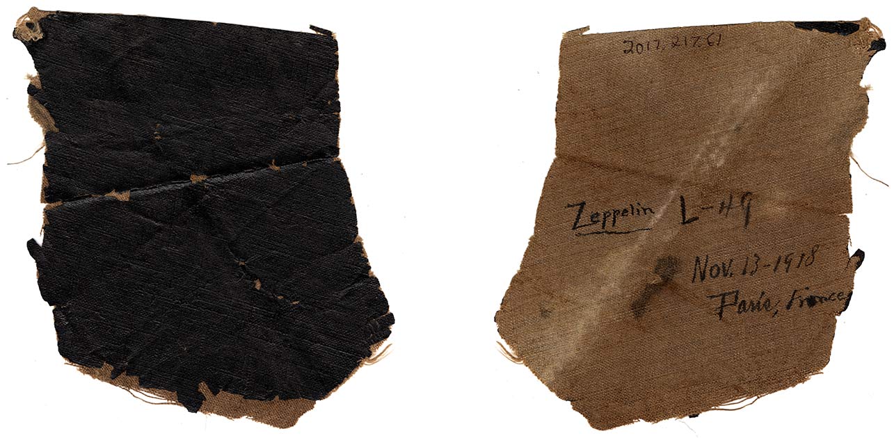 Recto et verso d'un fragment de tissu. Écrit sur un côté du tissu à l'encre : Zeppelin L-49. 13 novembre 1918. Paris, France.