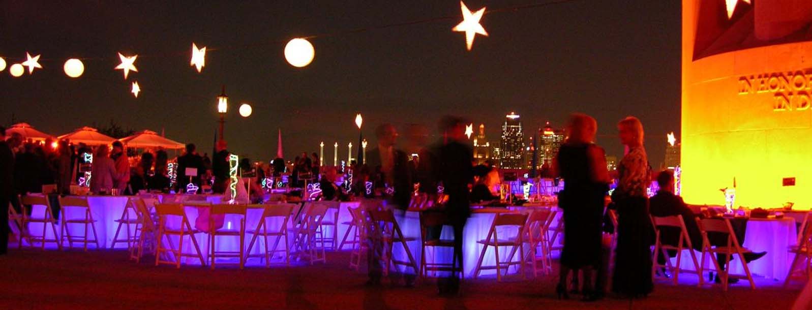 Dîner nocturne et fête dans la cour du mémorial au pied de la tour