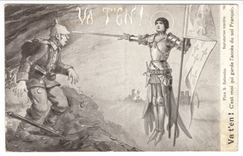 Carte postale en noir et blanc en français d'un soldat allemand effrayé laissant tomber son arme alors qu'il regarde Jeanne d'Arc, dans son armure avec l'épée tirée et le halo d'un saint entourant sa tête. Légende imprimée, retranscrite : "VA T'EN !" [traduit : allez-vous-en !]. Texte sur le côté de la carte postale en français, transcrit : "Va t'en ! C'est moi qui garde l'accès du sol Francais !"