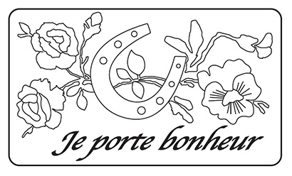 အဖြူရောင် နောက်ခံပန်းပွင့်များနှင့် မြင်းခွာရွက်ပေါ်တွင် အနက်ရောင် လိုင်းအနုပညာ။ အနက်ရောင် လက်ရေးလှဖြင့် စာသား- 'Je porte bonheur'