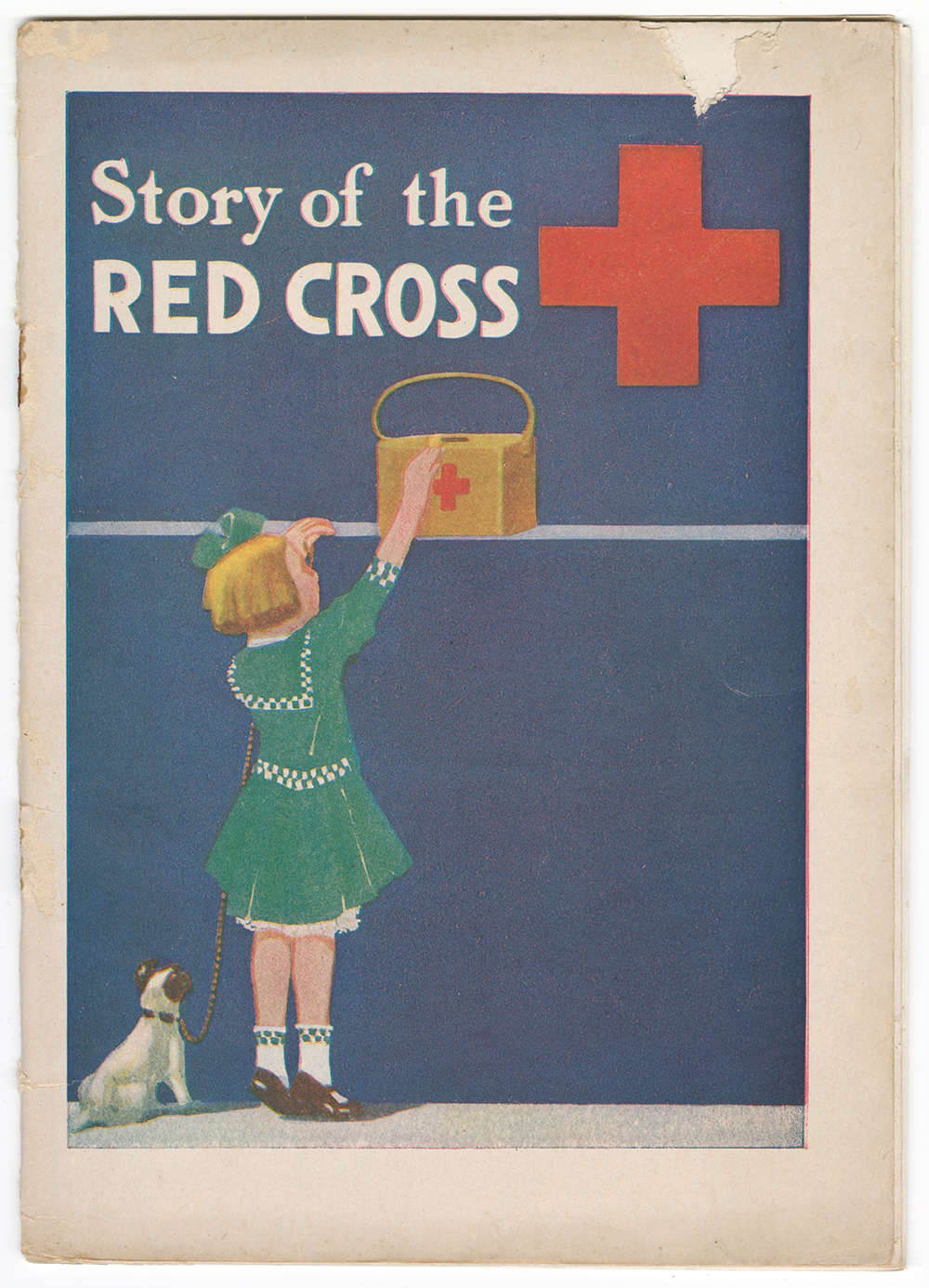 Couverture d'un dépliant illustrant une jeune fille blanche en robe verte tendant la main jusqu'à une étagère haute pour un cartable marqué d'une croix rouge. Texte : « Histoire de la Croix-Rouge »
