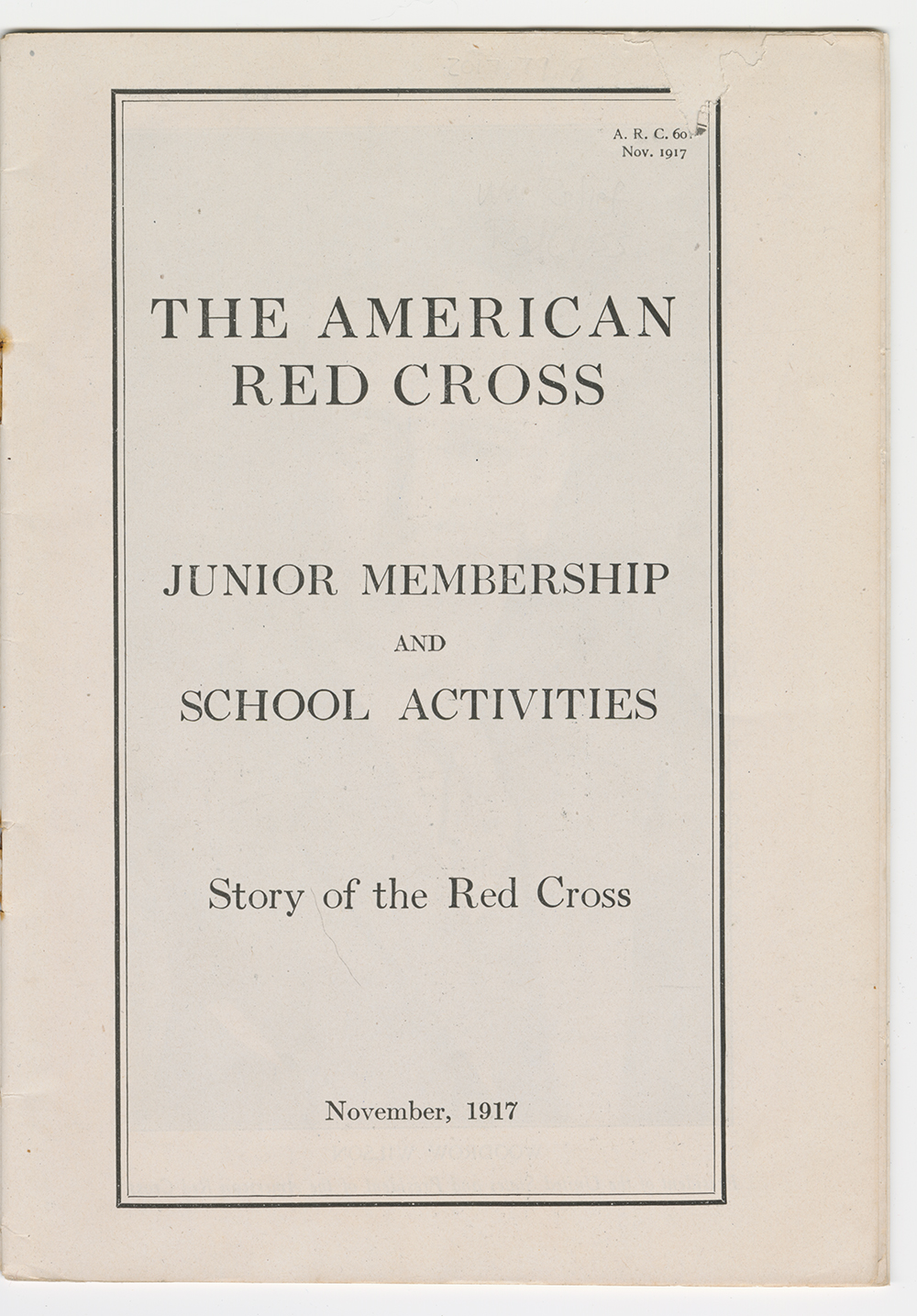Scan d'une page intérieure. Texte imprimé : « LA CROIX-ROUGE AMÉRICAINE / Adhésion junior / Activités scolaires / Histoire de la Croix-Rouge »