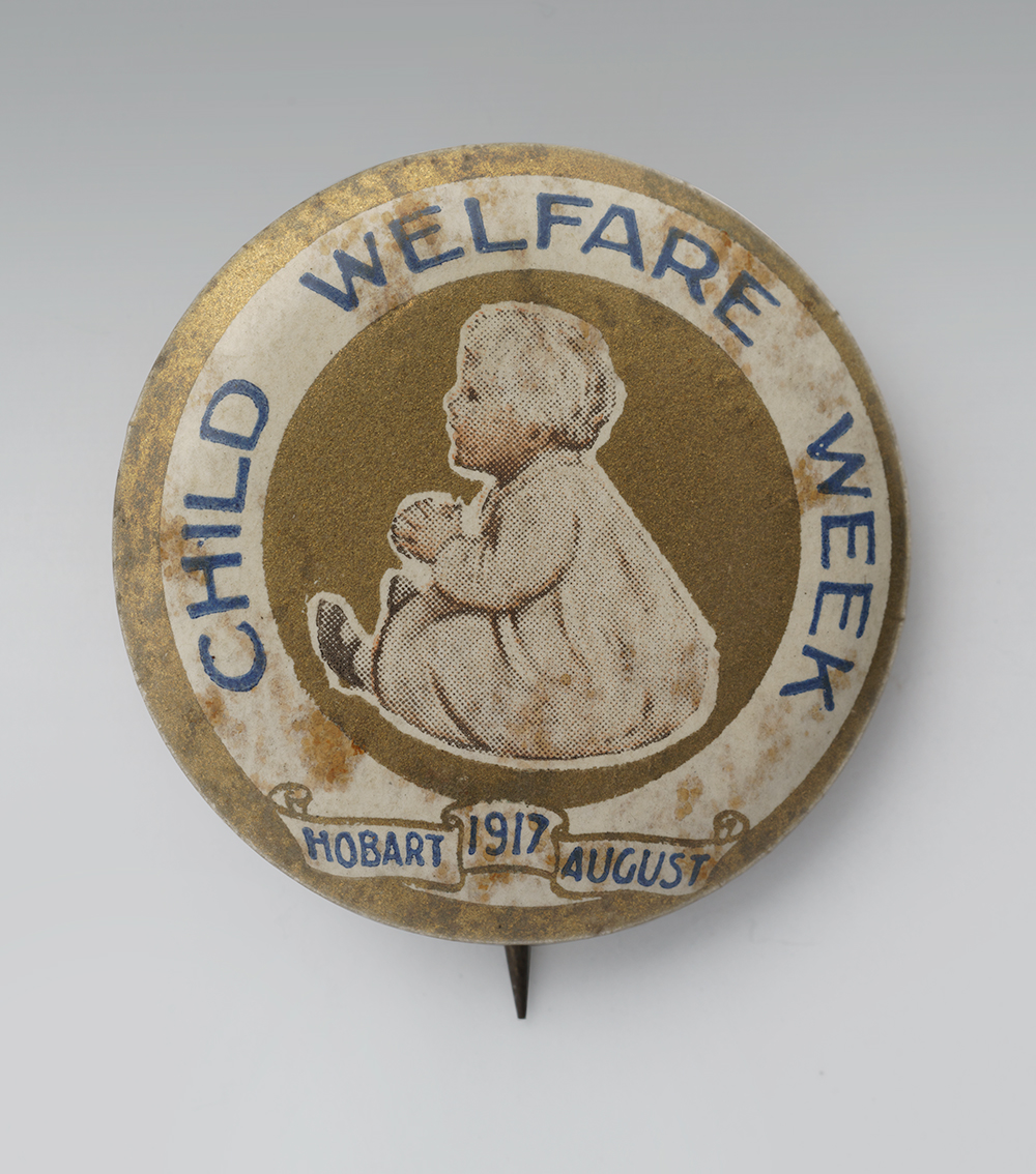 Pin's circulaire avec une illustration d'un petit enfant blanc assis au milieu. Texte en bordure : « Semaine de protection de l'enfance »