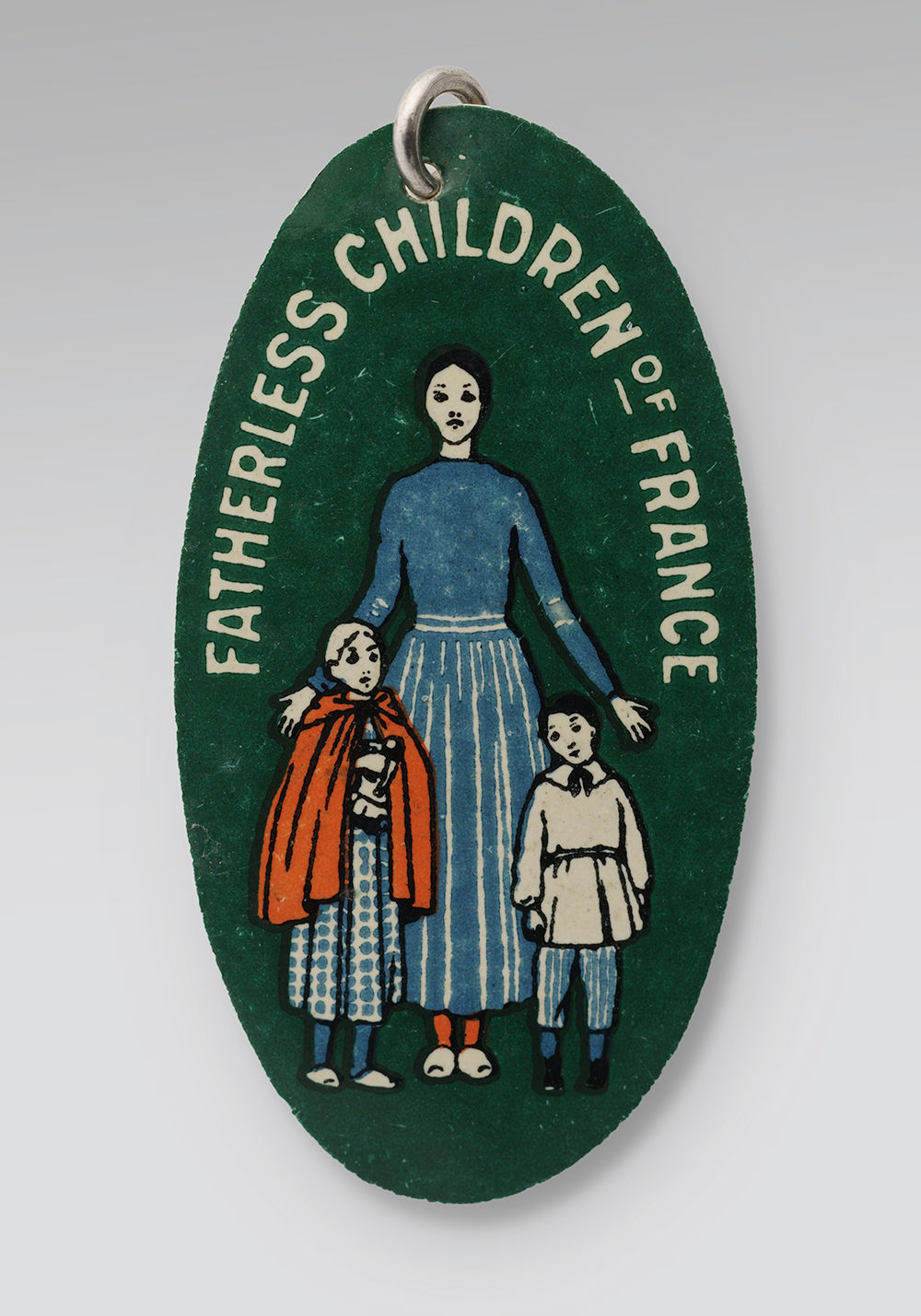 Pin's ovale à fond vert. Illustré de dessins d'une femme et de deux enfants. Texte en haut : « Enfants orphelins de France »