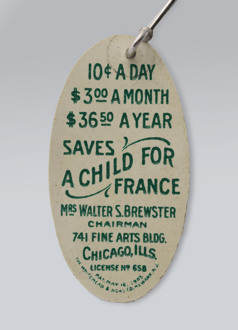 Dos d'une épingle ovale. Texte : '10 ¢ par jour / 3 $ par mois / 36.50 $ par an / Sauve un enfant pour la France'