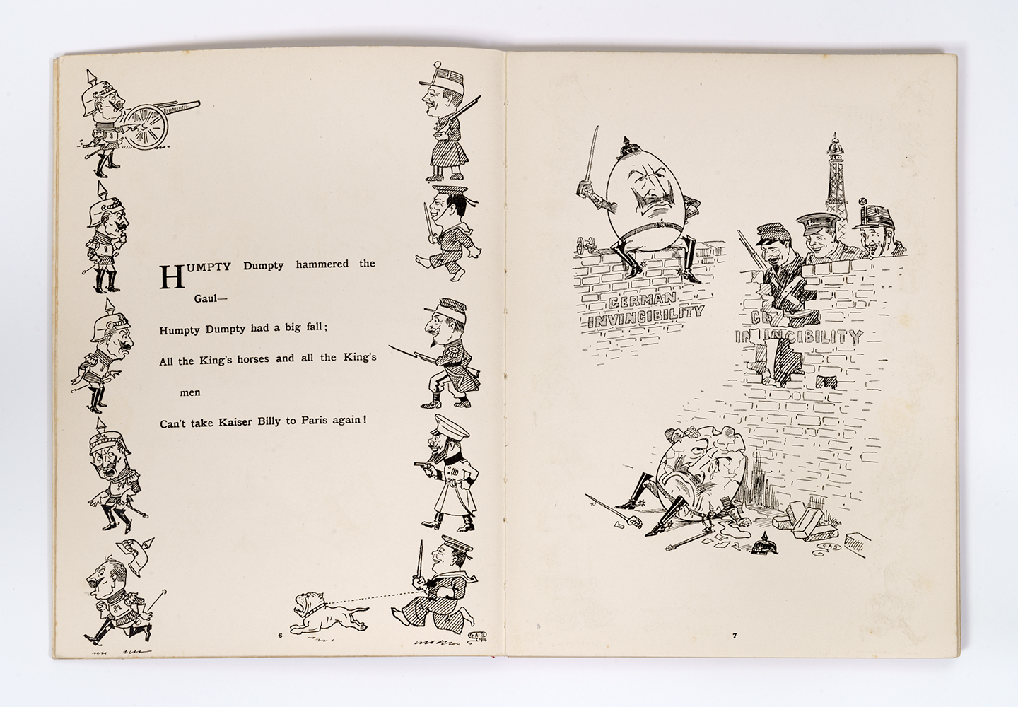 Deux pages d'un livre d'histoires. Texte de la page de gauche : « Humpty Dumpty a martelé le Gaulois — / Humpty Dumpty a fait une grosse chute ; / Tous les chevaux du roi et tous les hommes du roi / Je ne peux plus emmener le Kaiser Billy à Paris !' Illustrations de la page de droite : 1) Un grand homme-œuf avec une moustache et un casque à pointes allemand est assis au sommet d'un mur et agite un sabre. 2) Le mur s’est effondré. Les soldats alliés humains regardent à travers la brèche en se moquant de l'homme-œuf qui repose en morceaux (et en colère contre cela) sur le sol.