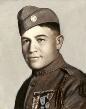 Portrait d'un jeune Amérindien, rasé de près, en uniforme et casquette de soldat américain de la Première Guerre mondiale, avec des médailles épinglées sur sa poitrine, souriant légèrement au spectateur.