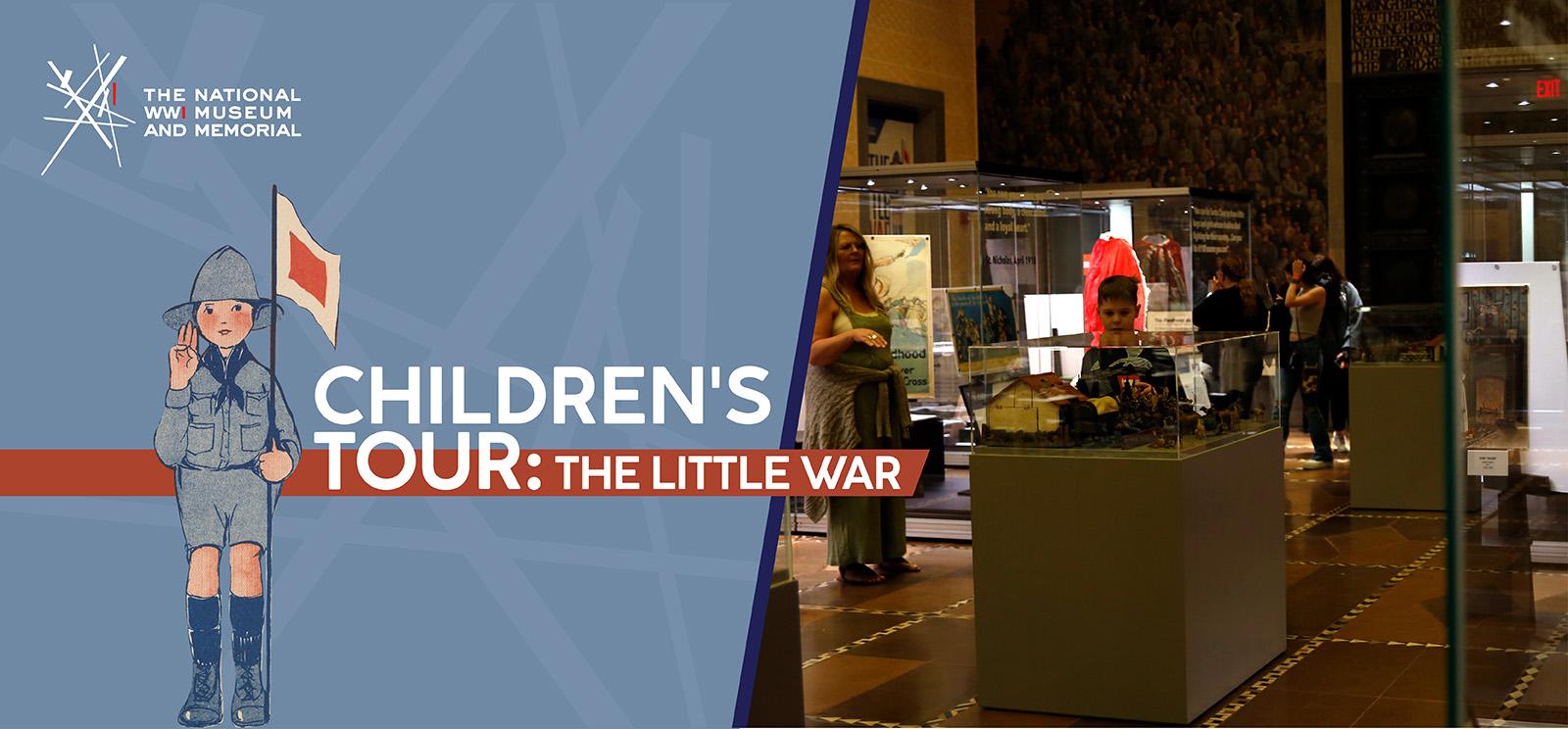 Image : Photographie moderne d’une exposition de musée avec un enfant de sexe masculin blanc et une femme adulte blanche parcourant les vitrines d’exposition en verre. Logo : une illustration de dessin animé d'un enfant blanc portant un uniforme de scout bleu clair et un chapeau ou un casque à bords, tout en agitant un drapeau jaune avec un rectangle rouge au centre. Texte : « Visite pour enfants : La Petite Guerre »